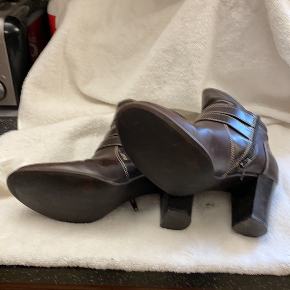 Brown high-heeled boots - Picture 2 of 3